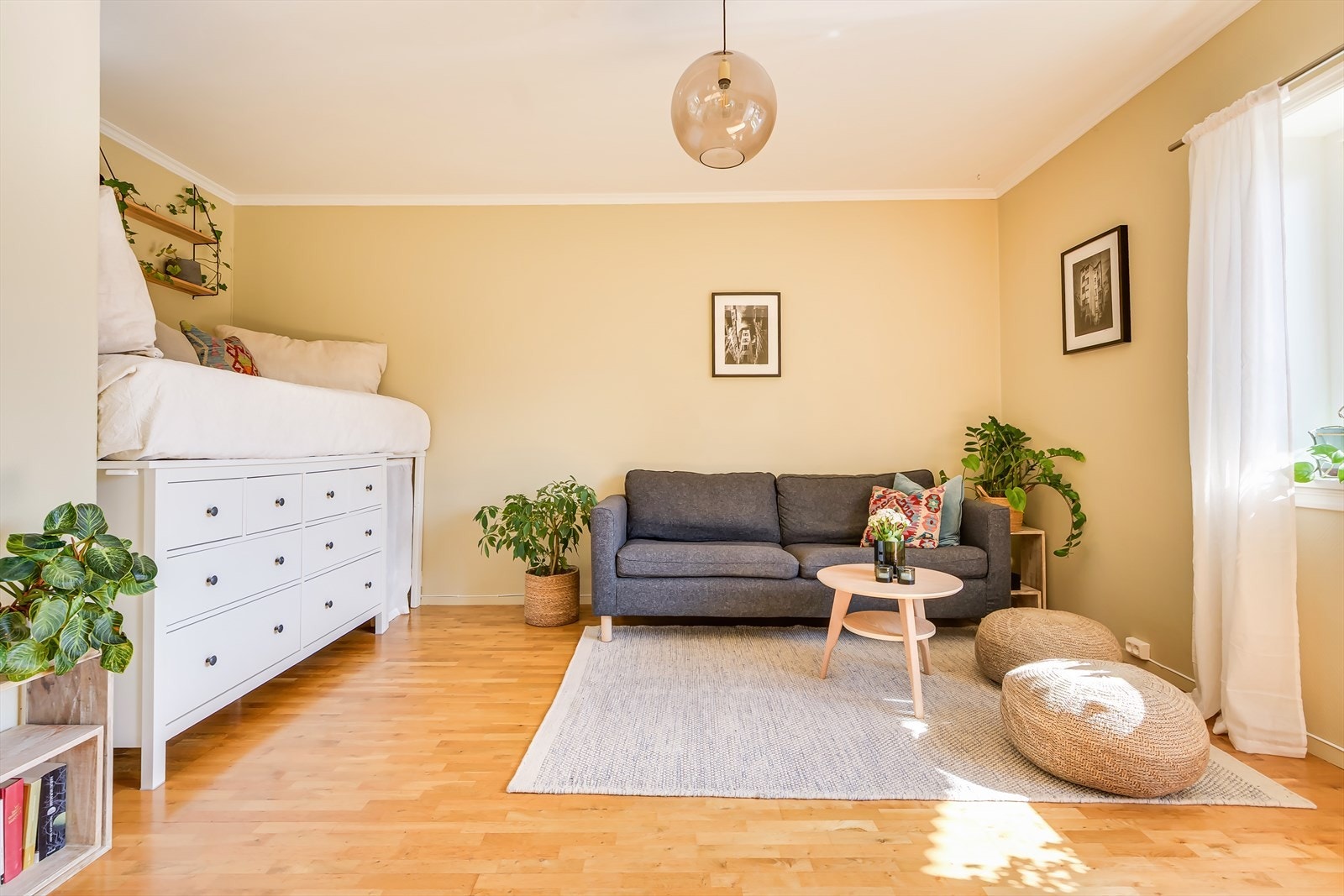 God plass til både seng og sofa med tilhørende møblement Galleribilde