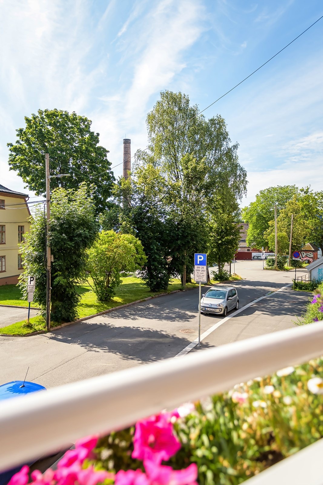 Balkongen vender ut mot rolig gate Galleribilde