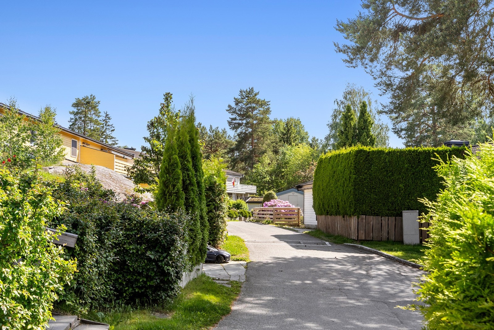 Området er skjermet for trafikk og er hovedsakelig bebygget med rekkehus, terrasseleiligheter og tomannsboliger. Herfra er det optimale turmuligheter i frodige omgivelser rett utenfor døren. Galleribilde