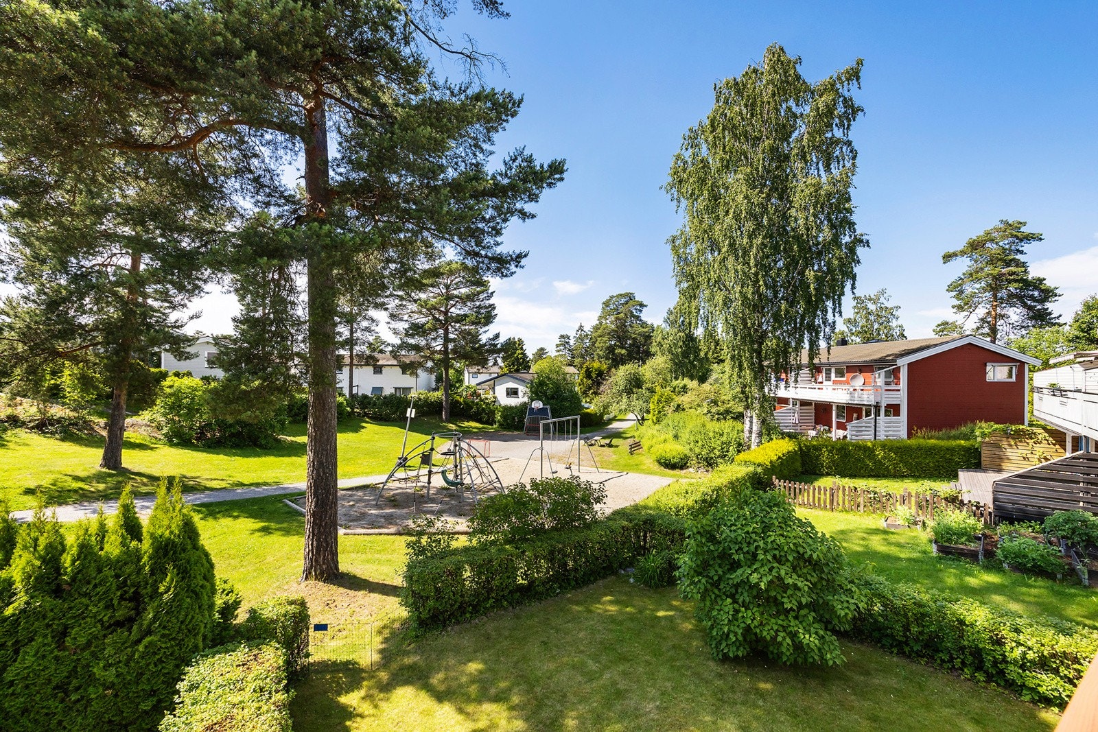 Når du står på verandaen forstår du fort hvor fint huset ligger til i nabolaget Galleribilde