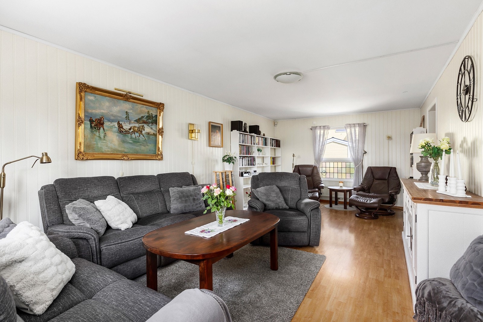 Stuen er møbleringsvennlig og fremstår som romslig, med soner for både sofagruppe med tilhørende møblement, godstolen og spisestue. Galleribilde