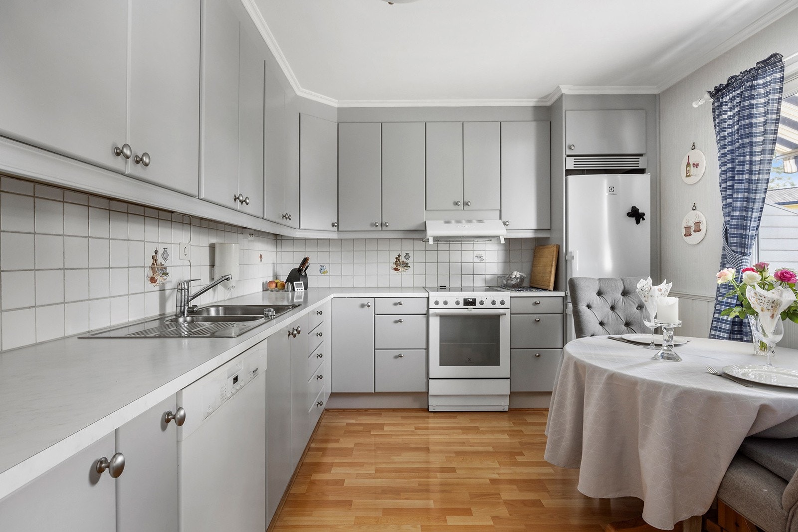 Separat kjøkken i tilknytning til stue med god skap- og benkeplass. Kjøkkenet ble fornyet i 2023 med fronter, skap og skuffer, hos kjøkkenskredder'n. Videre er kjøkkenet oppgradert med nytt led lys under kjøkkenbenken, ny kjøkkenkran og nytt kjøleskap. Galleribilde