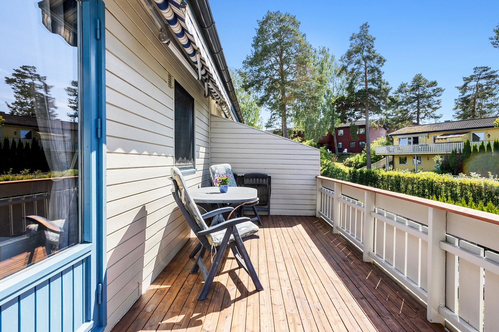 Fra stuen er det utgang til en solrik vestvendt veranda på ca. 16 m². Galleribilde