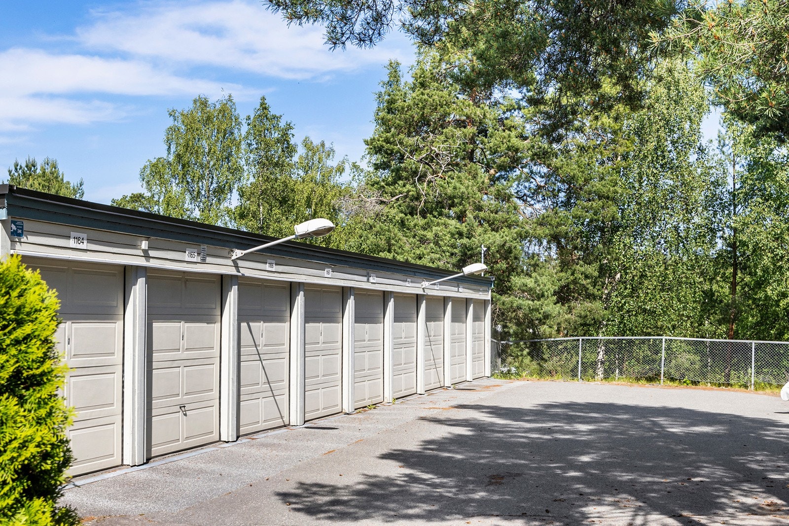 Boligen disponerer en garasjeplass i rekke merket med 1165, med elektrisk port og opplegg for el-bil lader, ellers godt med gjesteparkering på oppmerkede plasser. Galleribilde