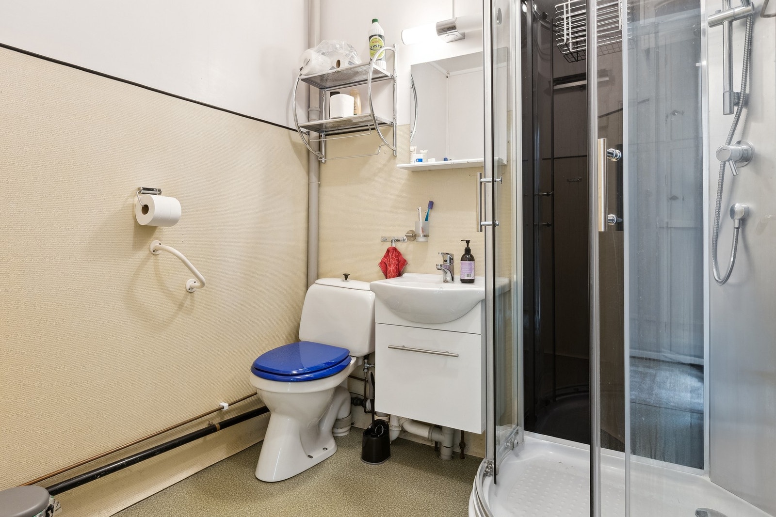 Bad av eldre dato med dusjkabinett. Galleribilde