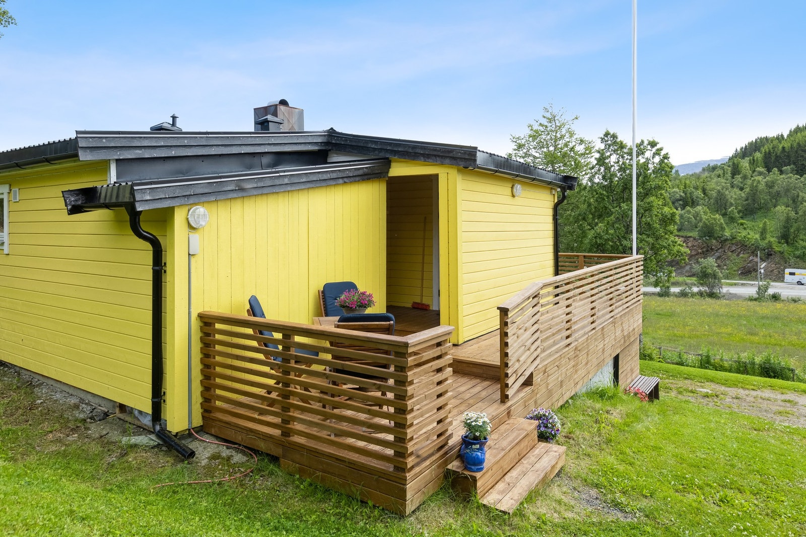 Moderne veranda og rekkverk av nyere dato. Galleribilde