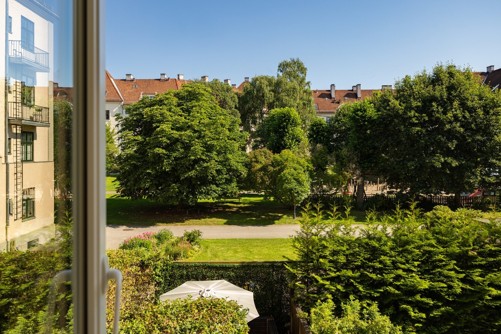 Utsikt fra soverom- rolig og bilfritt! Galleribilde