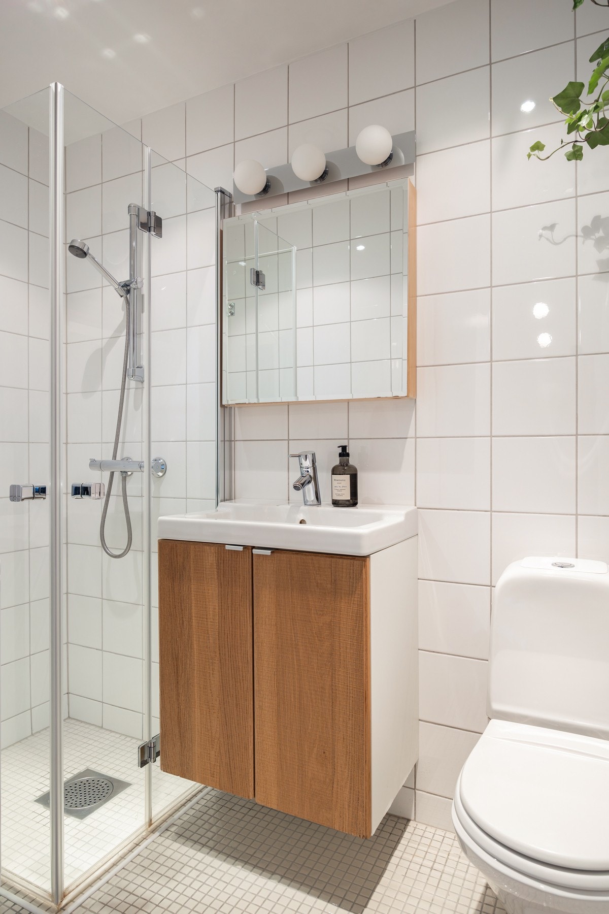 Pent flislagt baderom med varmekabler i gulv og nyere baderomsinnredning. Galleribilde