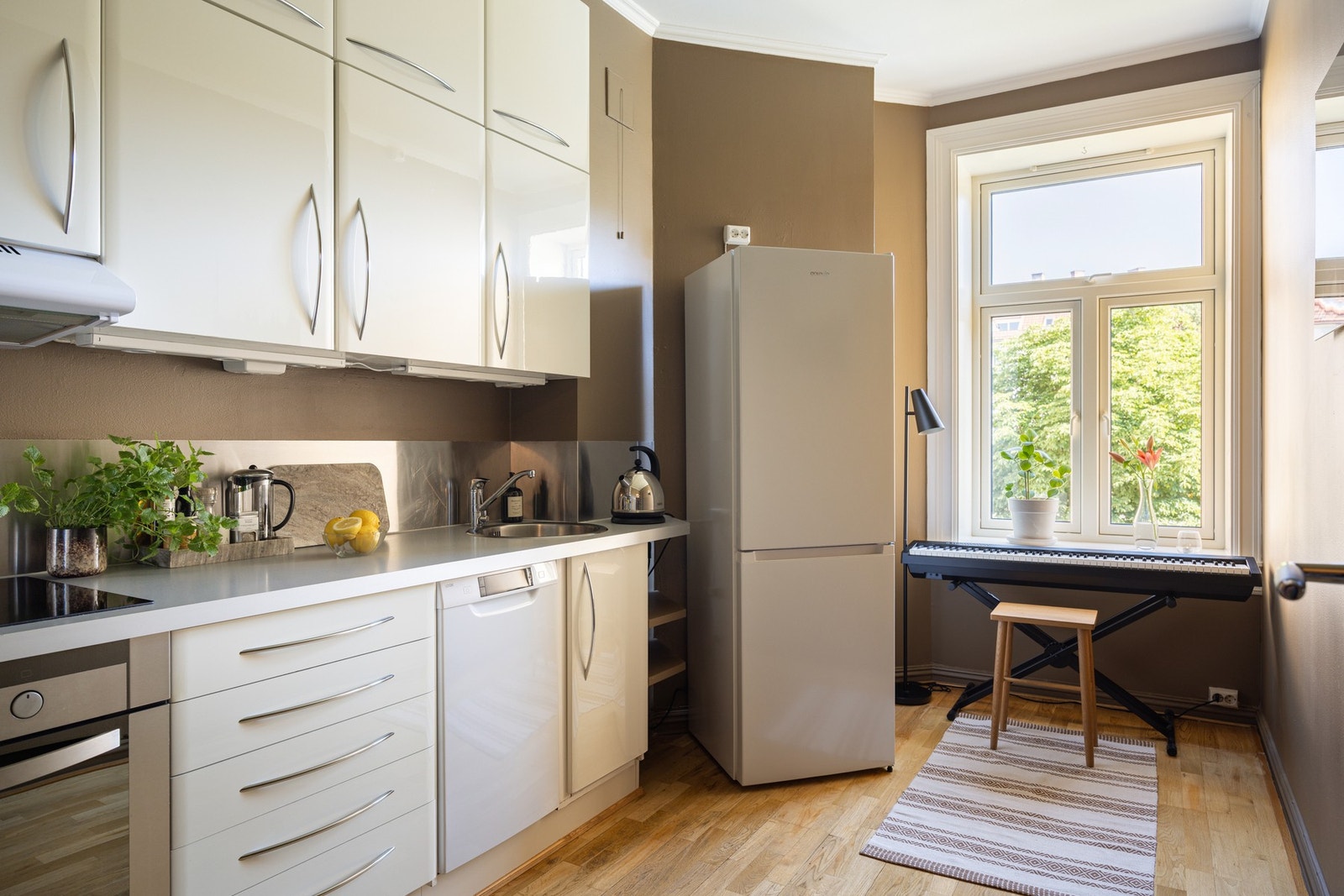 Videre har boligen separat kjøkken med rikelig skap- og benkeplass. Galleribilde