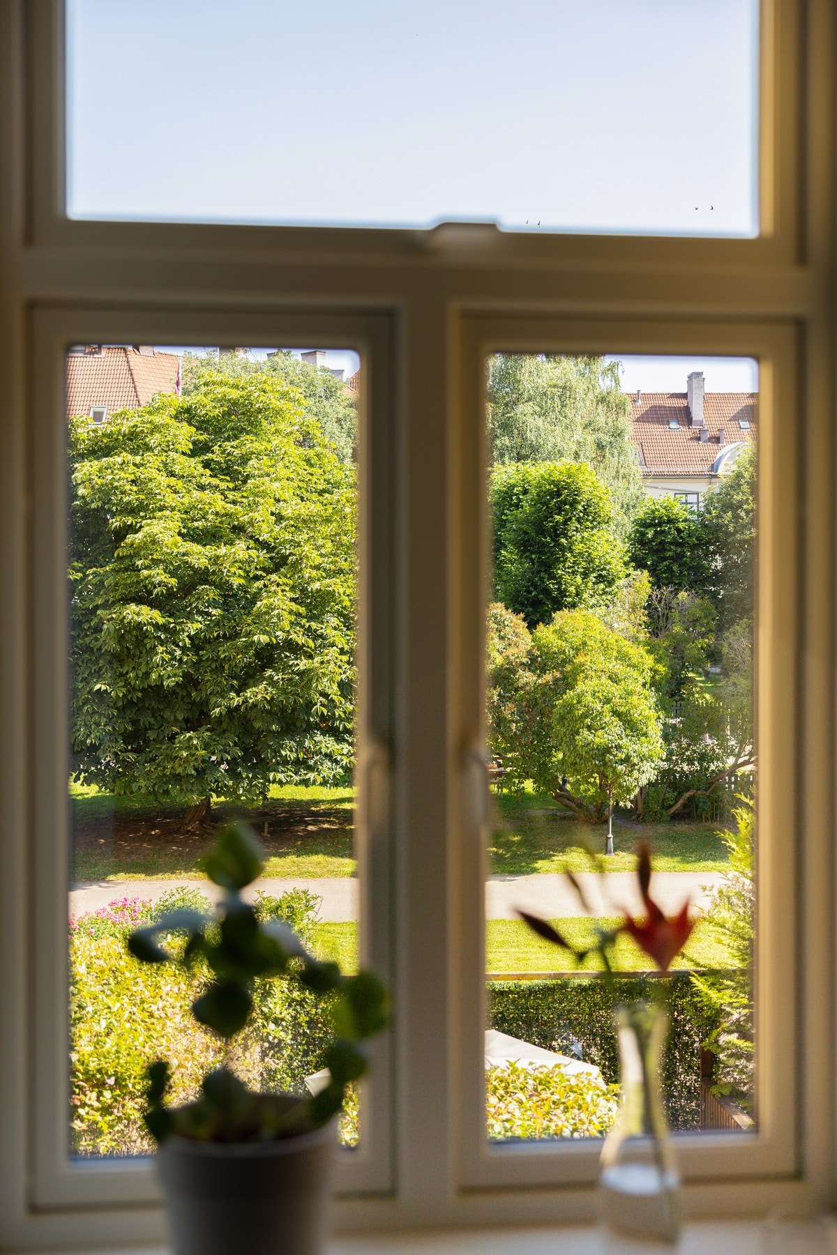 Fra kjøkkenet har du koselig utsikt over den frodige bakhagen. Galleribilde