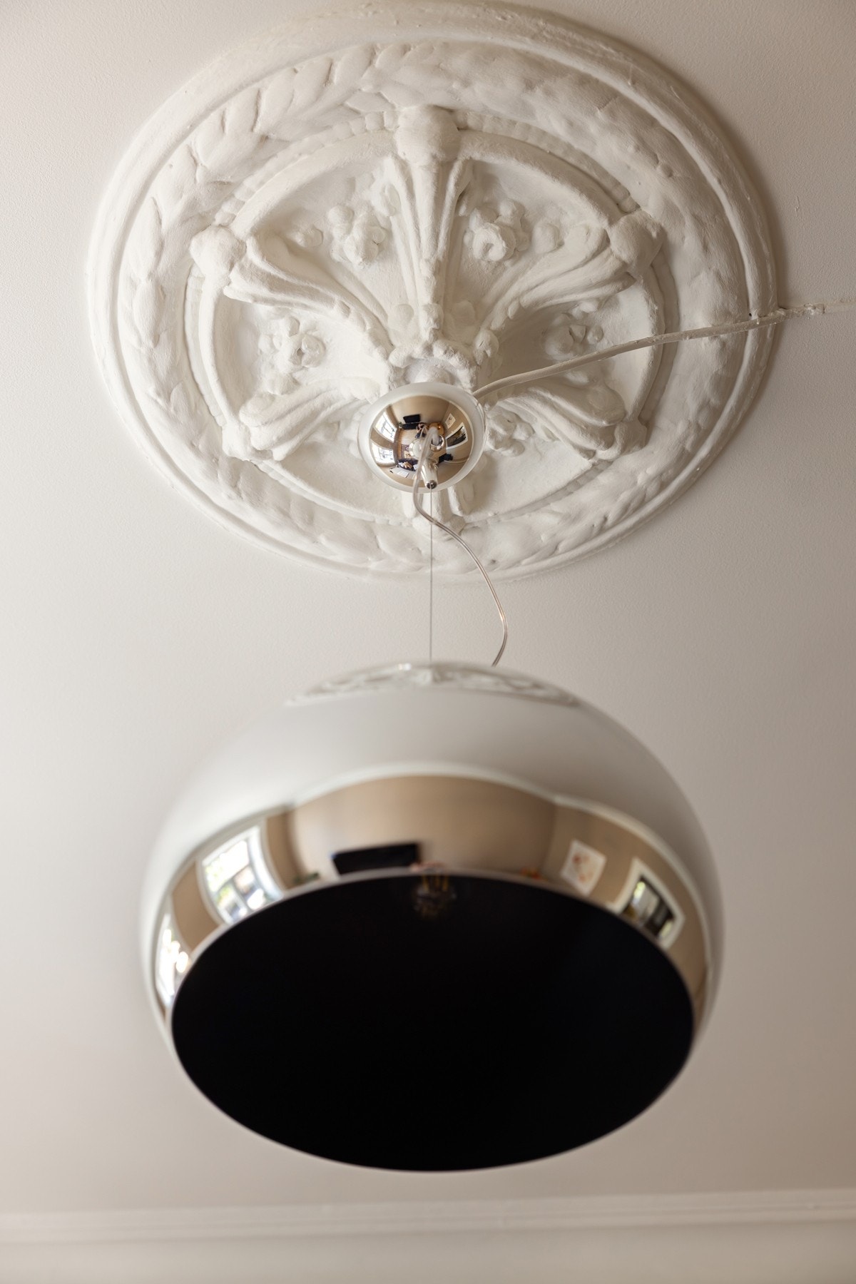 Legg merke til de klassiske detaljene som rosett i taket og brede lister. Galleribilde