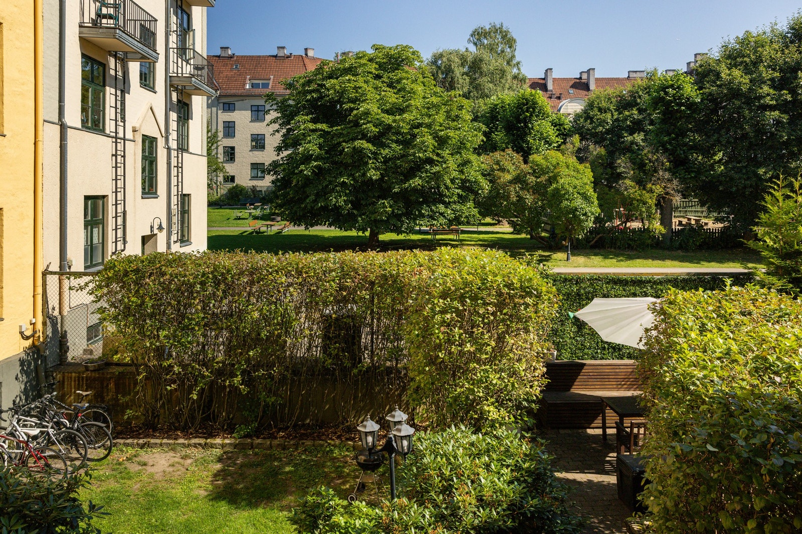 Bakgård med gode sittemuligheter. Galleribilde