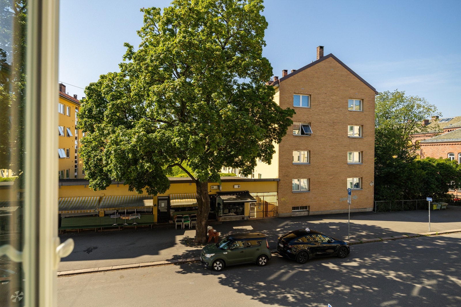 Fra stuen har du nydelig utsikt over Torshovs rolige gater med skjermet innsyn. Galleribilde