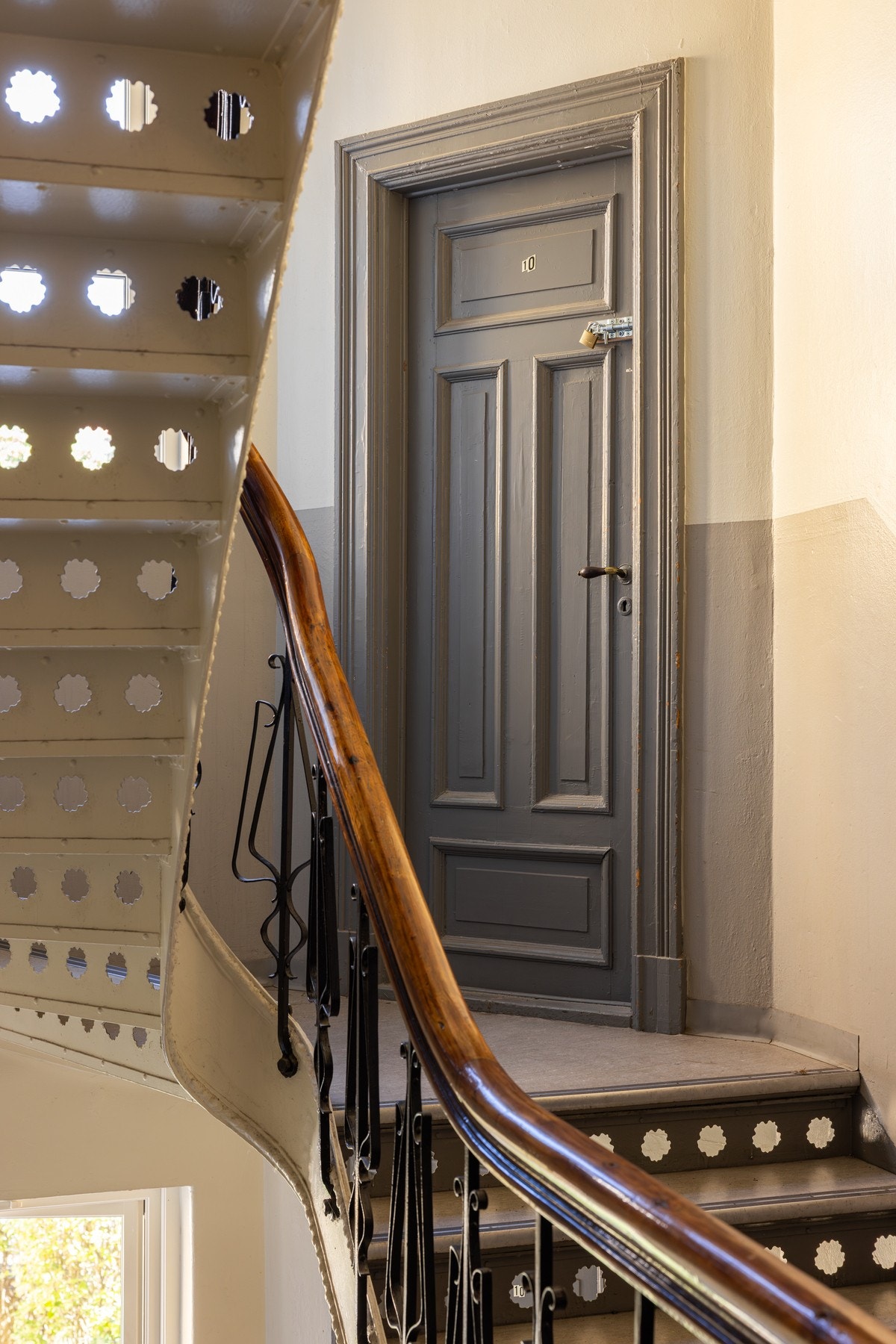 Leiligheten ligger i en klassisk bygård mye sjel, med hyggelig bakgård og oppgang. Galleribilde