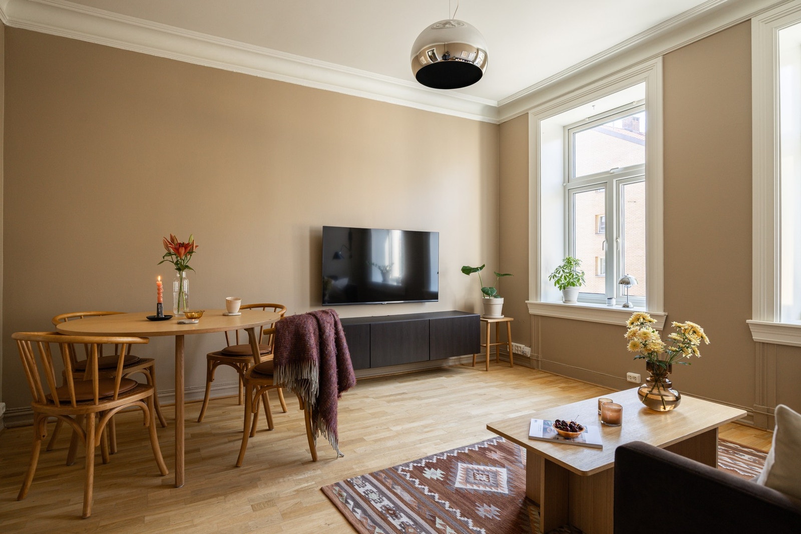 Dagens stue med god plass til sofa og ønsket mediemøbler, samt hyggelig spisegruppe. Galleribilde