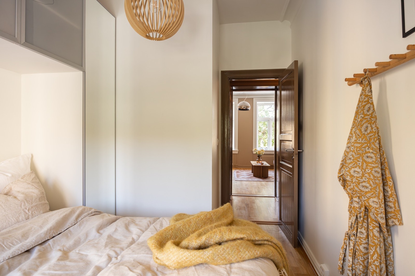 Garderobeskap både på siden og over sengen gir godt med oppbevaringsmuligheter. Galleribilde