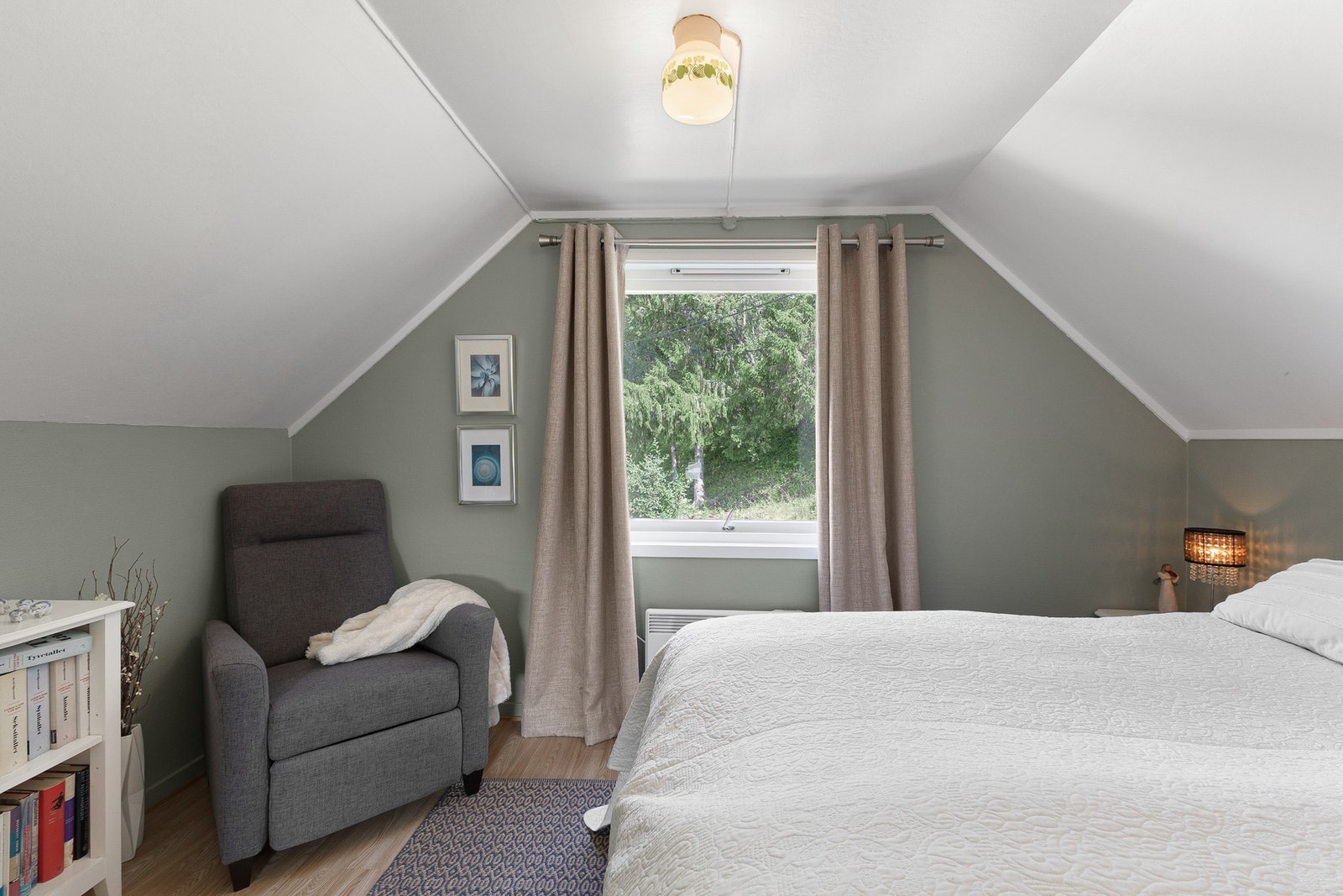 Alle boligens soverom er av god størrelse med god plass til både dobbeltseng og tilhørende møblement Galleribilde