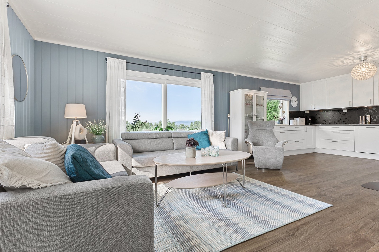 Velkommen inn! Innbydende bolig med pene og tidløse overflater som gjør det enkelt å innrede Galleribilde