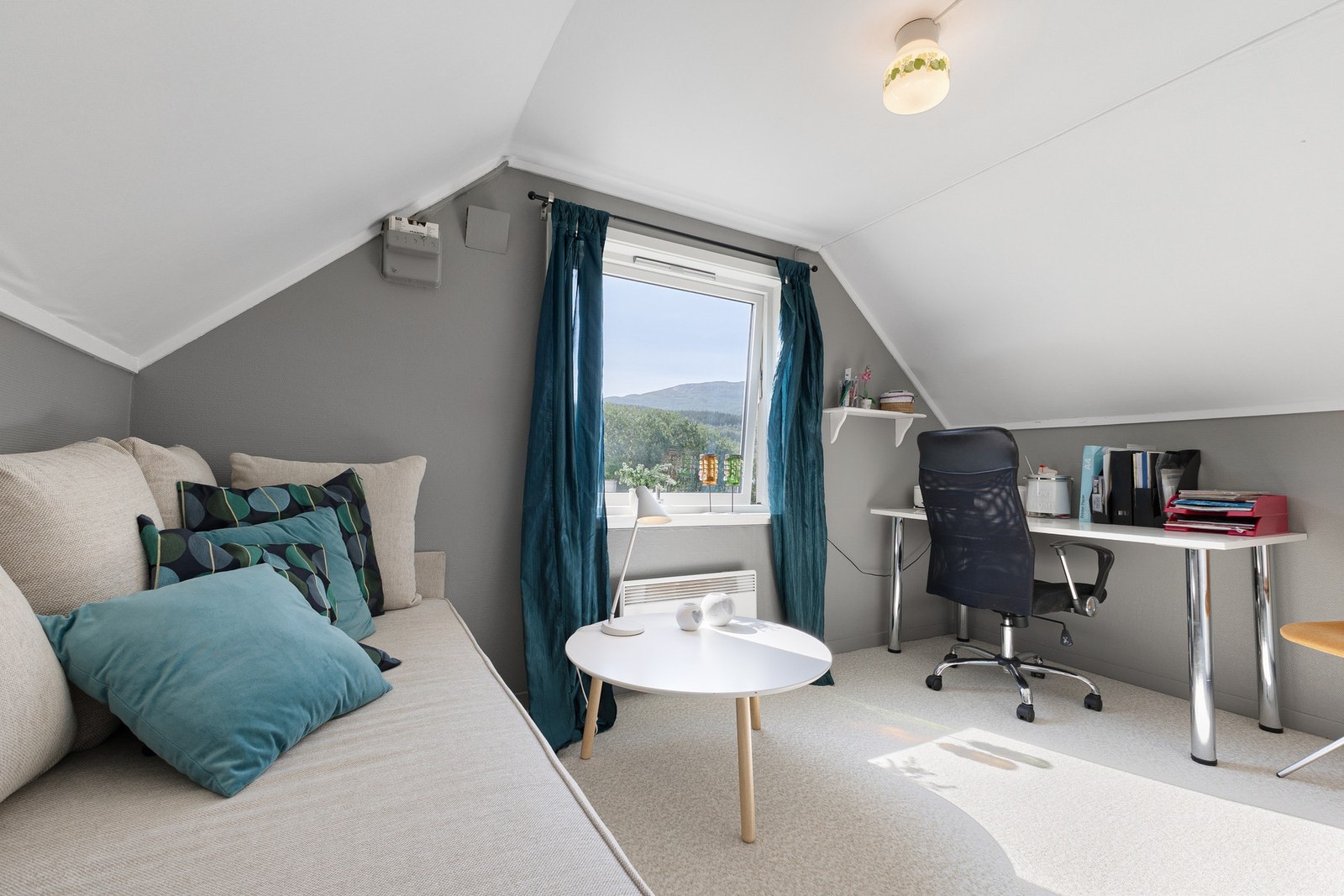 Soverom nr 3 er i dag innredet med sofa og kontorplass Galleribilde