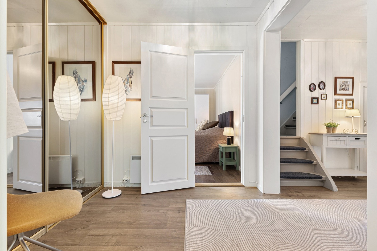 Gang/hall mellom soverom, bad, entré og trapp til loft, med innebygd skyvedørsgarderobe til venstre Galleribilde