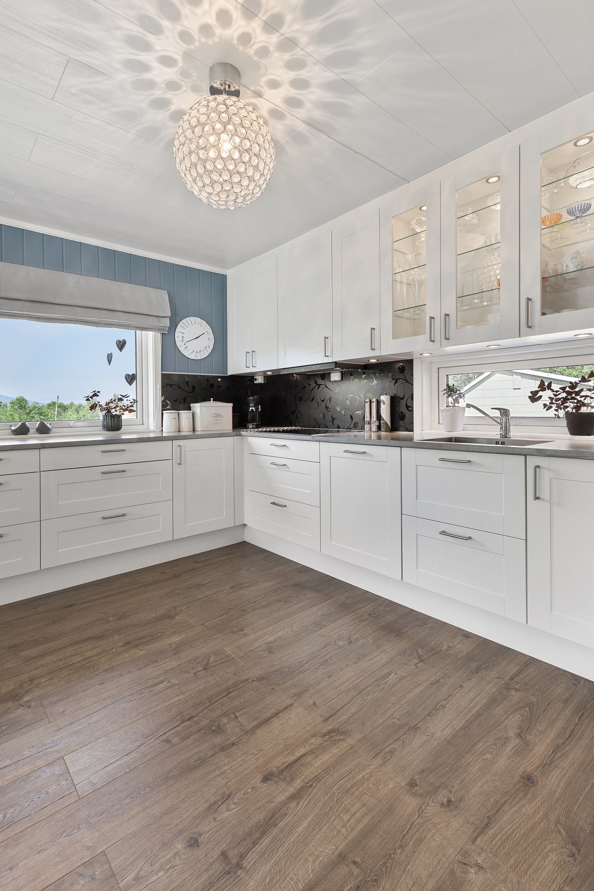 Lyse profilerte fronter, laminert benkeplate og takhøye overskap (noen med glass) Galleribilde