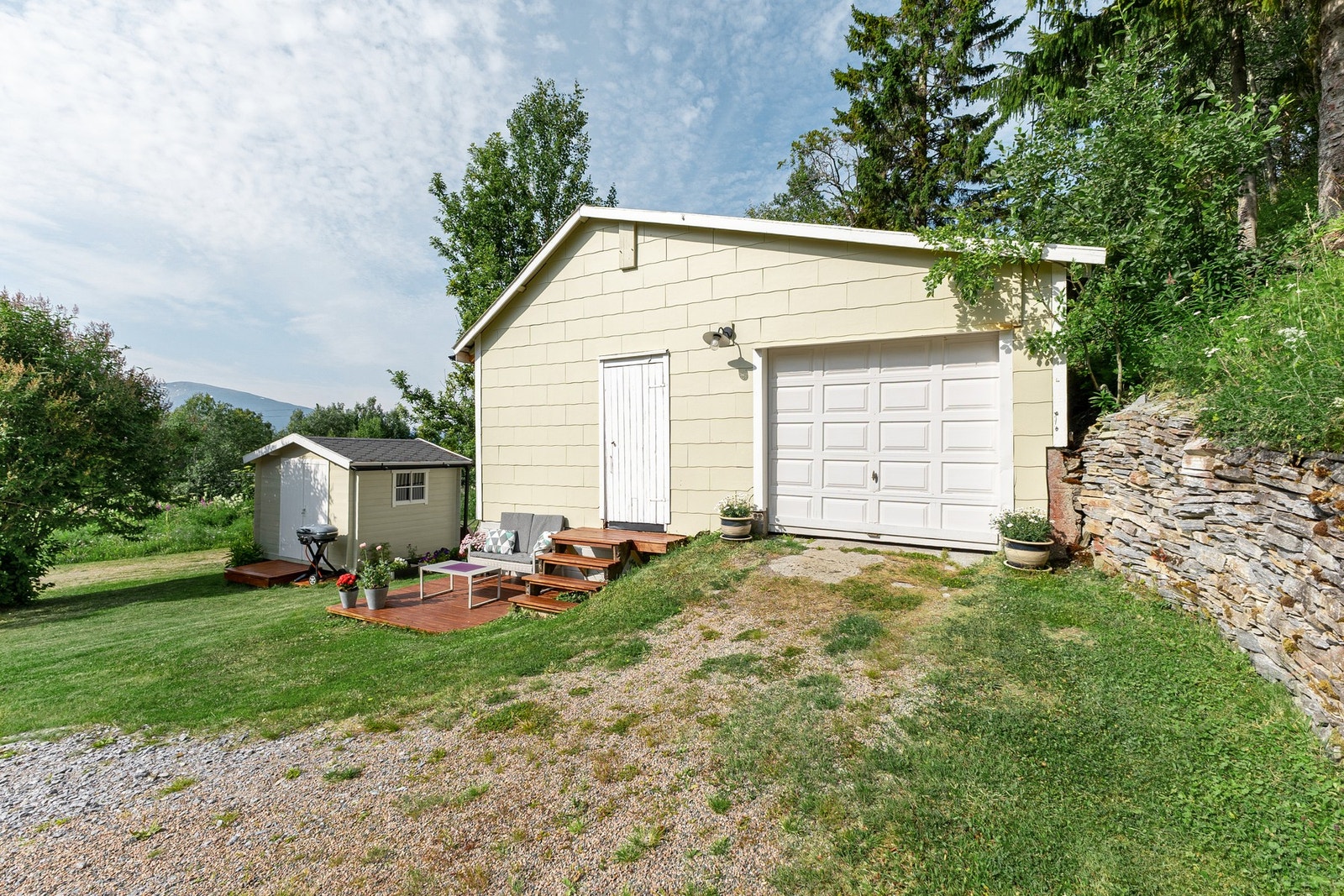 Både hus og garasje har utelys som nylig er skiftet, i tillegg er det nylig skiftet strømledning fra kjeller til garasje i rør under bakken Galleribilde