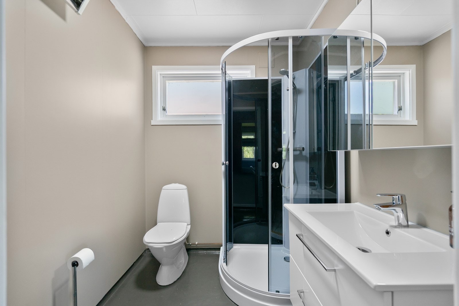 Bad med dusj og romslig innredning Galleribilde