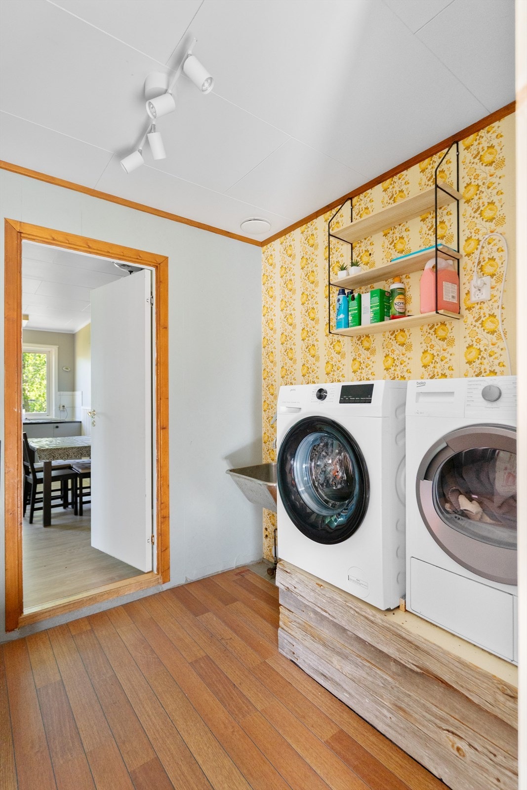 Vaskerom med skyllekar og opplegg til vaskemaskin og tørketrommel Galleribilde