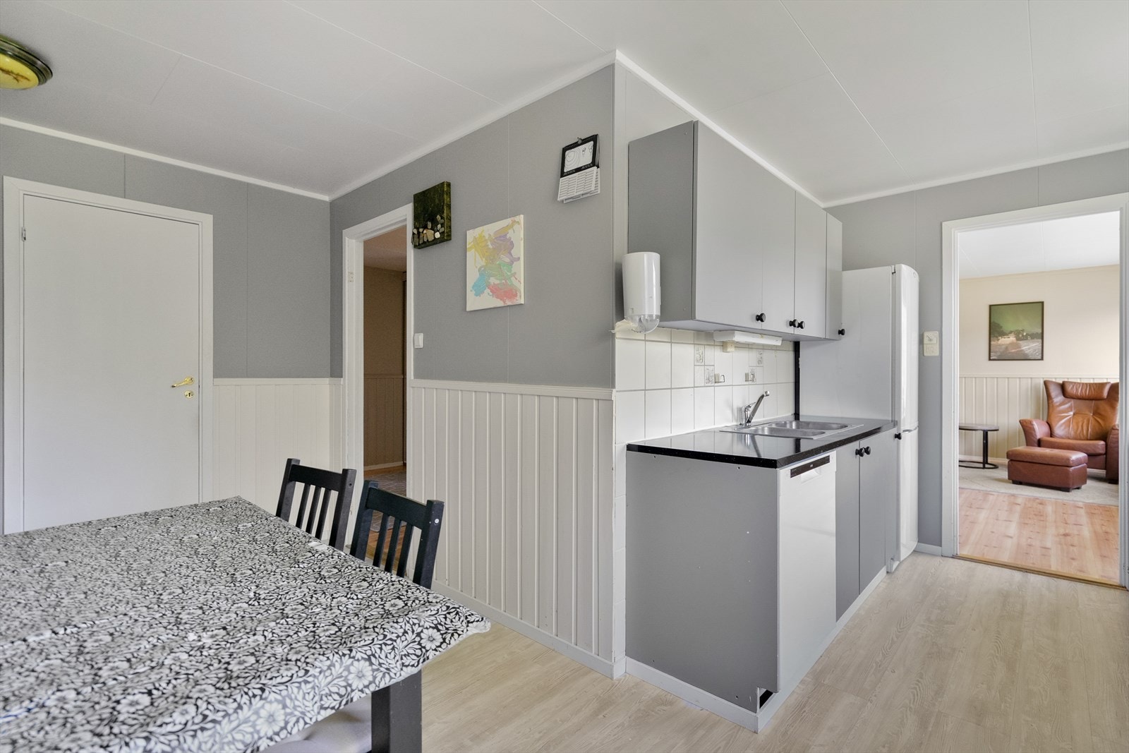 Kjøkken med plass til spisebord Galleribilde