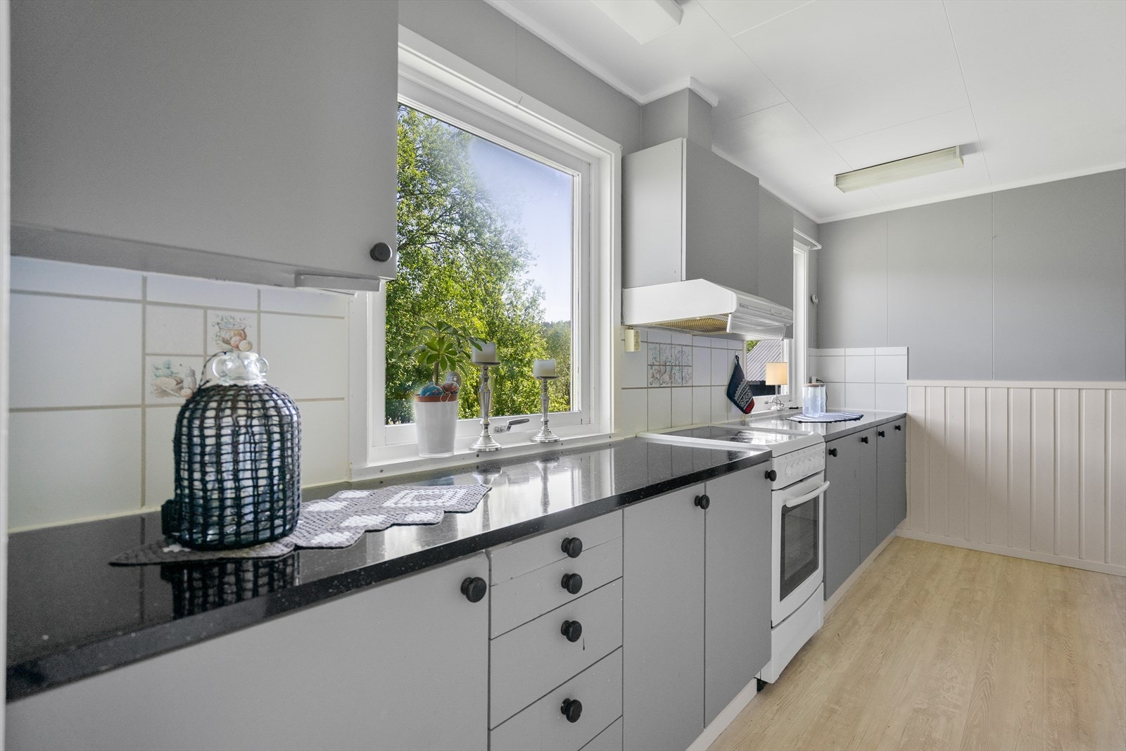 Praktisk kjøkken med god benkeplass og oppbevaring Galleribilde