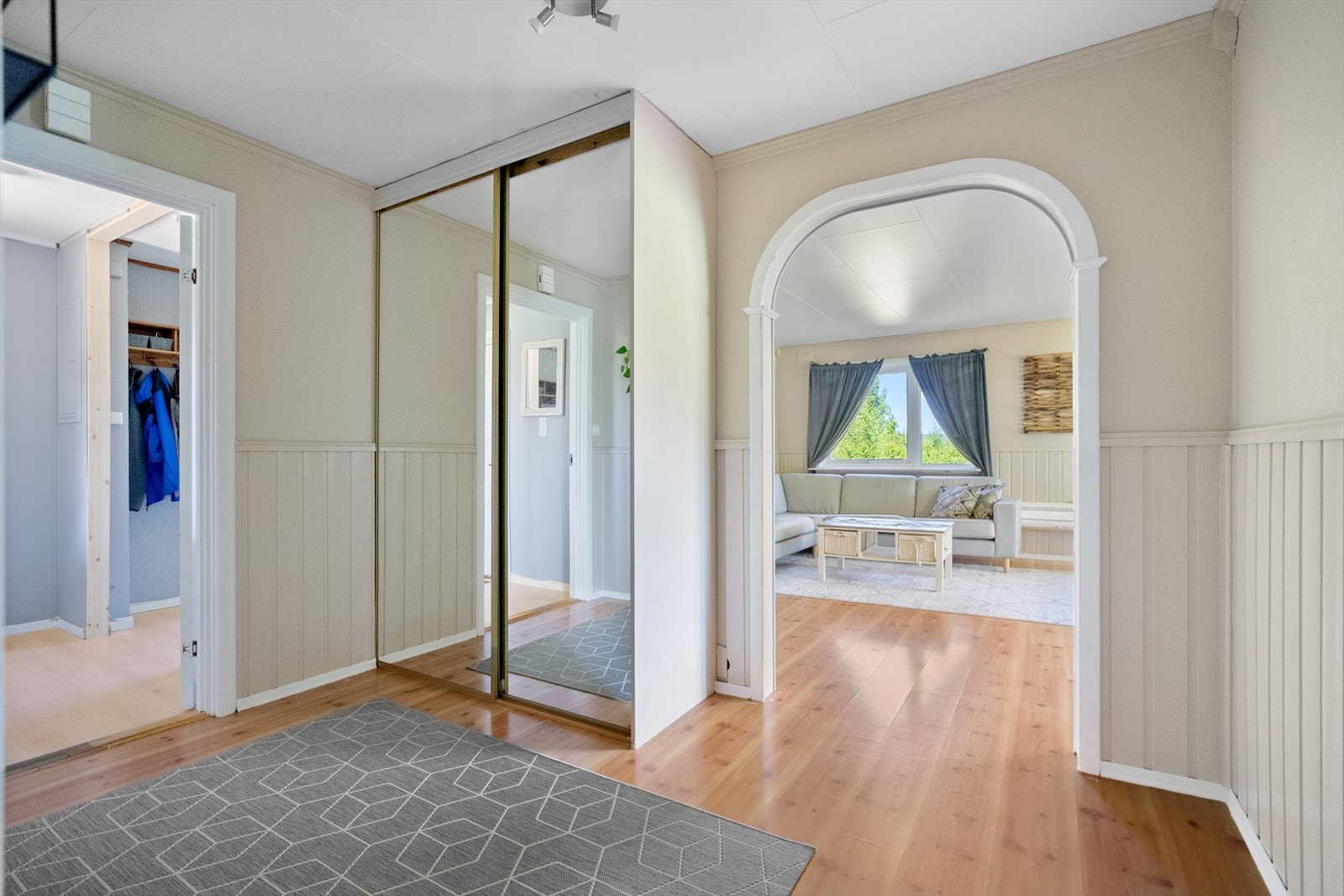 Fra gang kommer du videre inn til stue Galleribilde