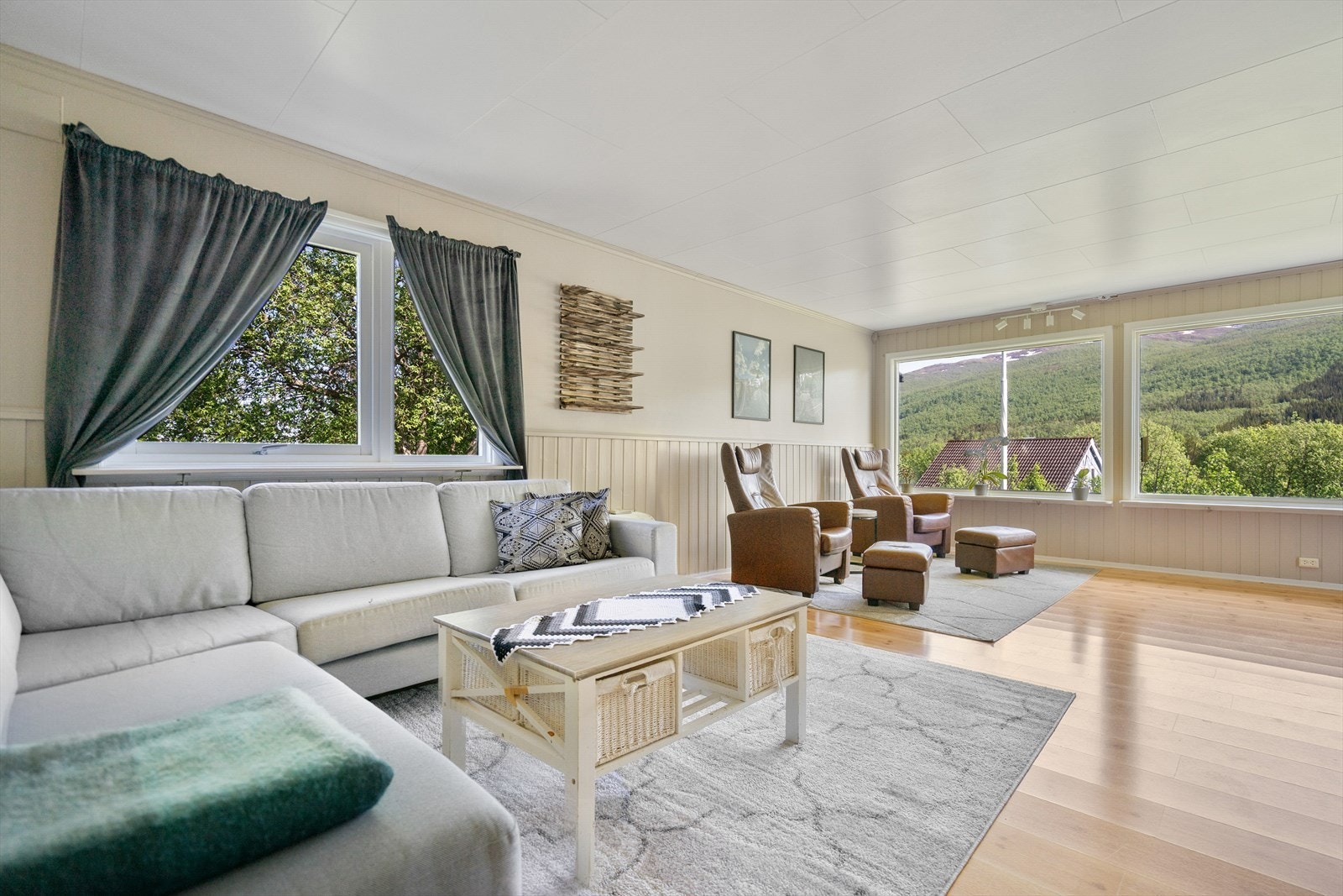 Stue med store vinduer som slipper inn mye dagslys og gir en god utsikt Galleribilde