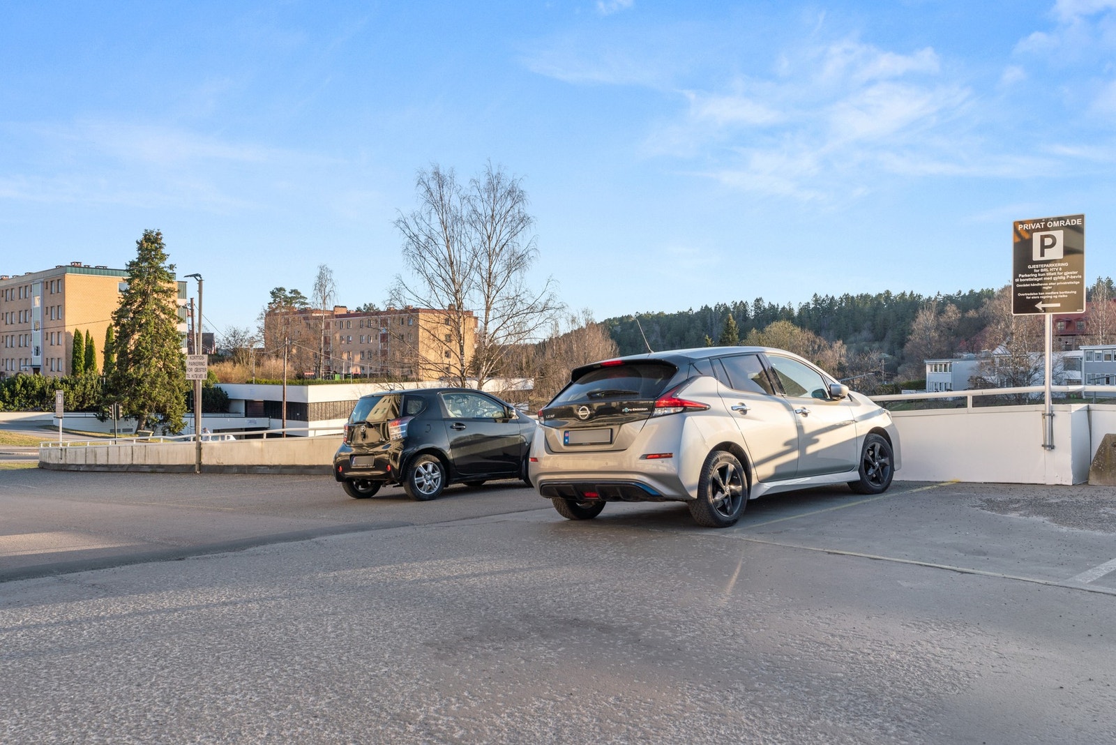 I tillegg til parkering på senteret har borettslaget gjesteparkering utenfor. Galleribilde
