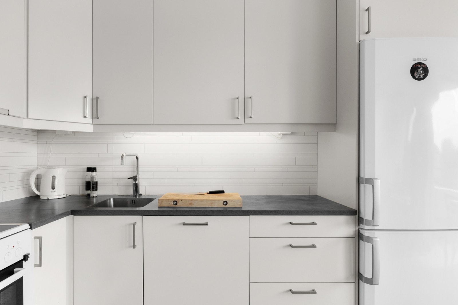 Det er ellers integrert oppvaskmaskin, kullfilterventilator over komfyrplassen og nisje til kjøleskap. Hvitevarene medfølger i handelen. Galleribilde