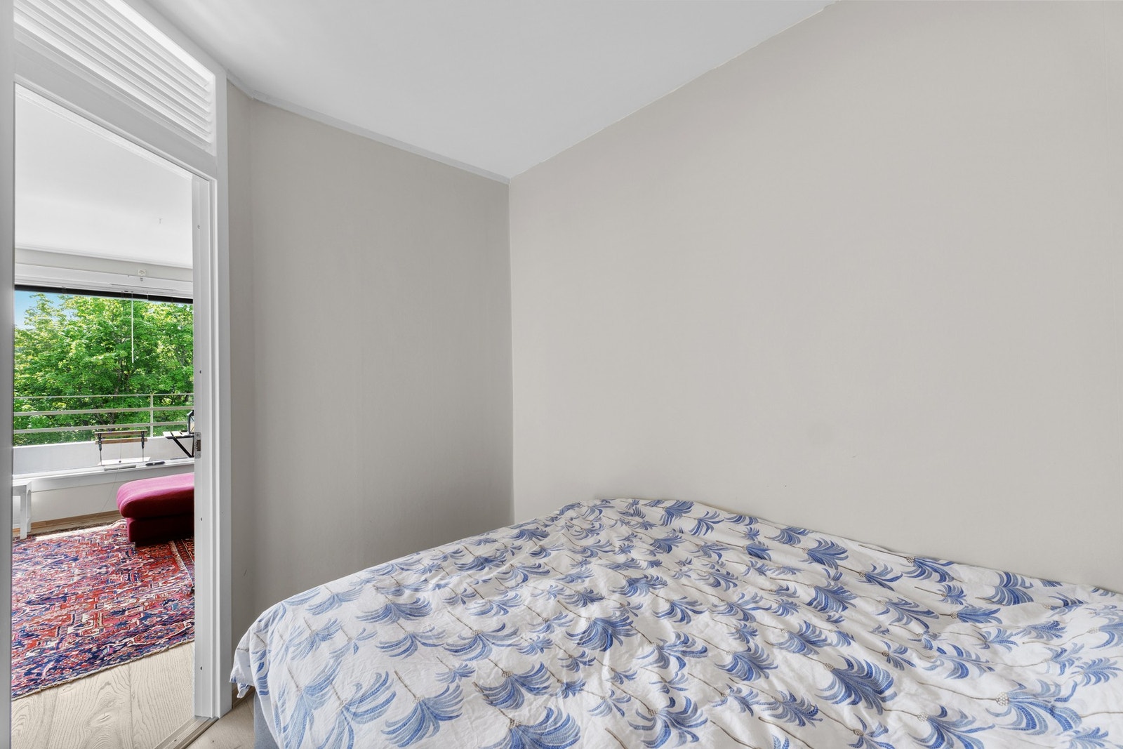 Ytterligere lagringsplass finnes i en kjellerbod på 2 kvm, og det er montert luftespalter over døren på alkoven. Galleribilde