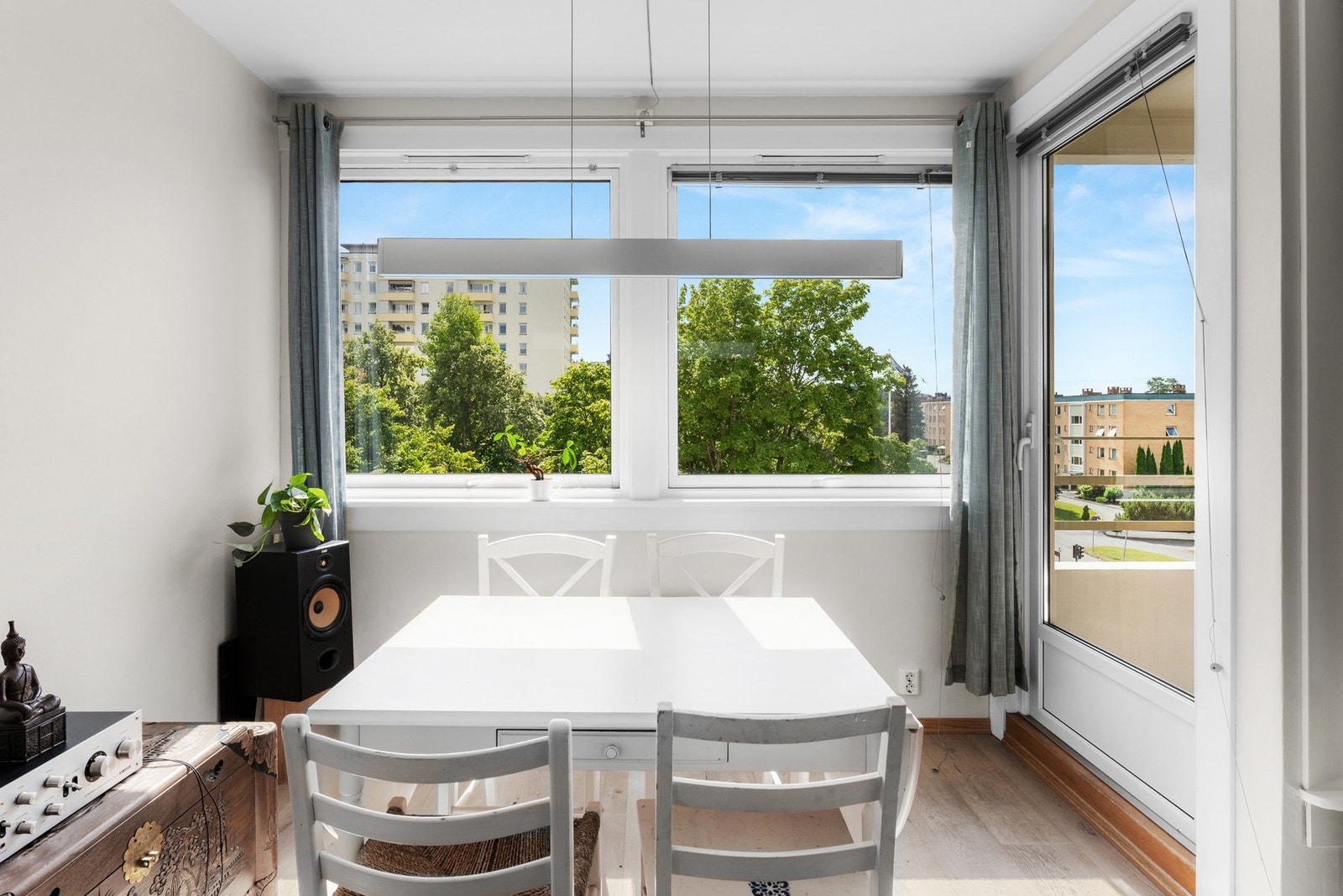 I sonen mellom stuen og kjøkkenet passer det utmerket å innrede med et spisebord. Galleribilde