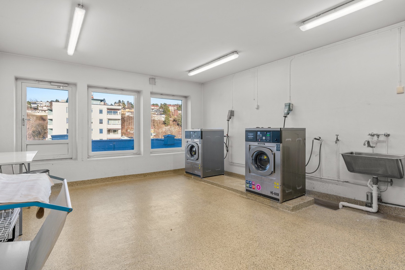 Beboere har tilgang på både fellesvaskeri, felles selskapslokale og felles sykkelbod i bygget. Galleribilde