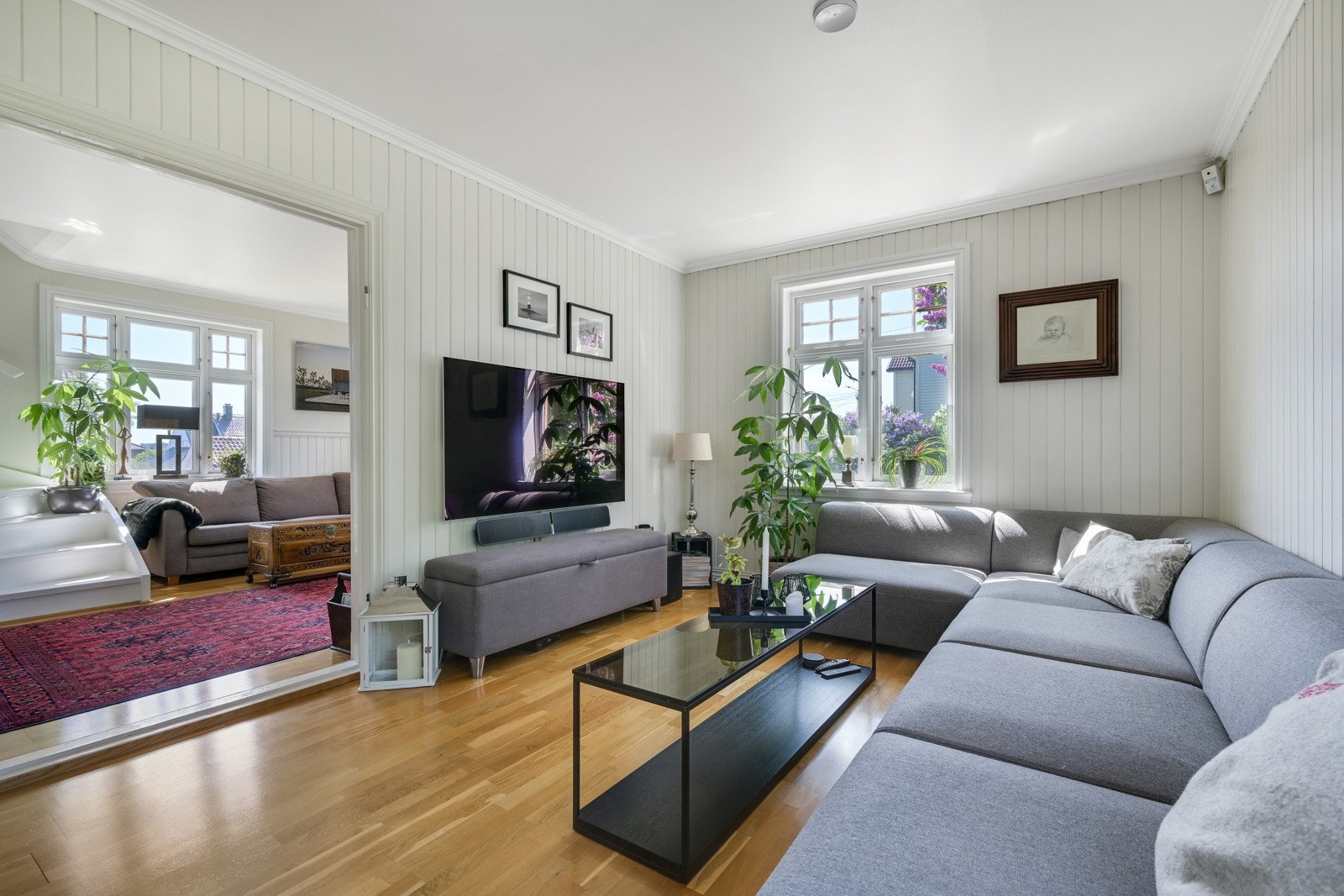 1. etasje har to stuer, kjøkken og gang Galleribilde