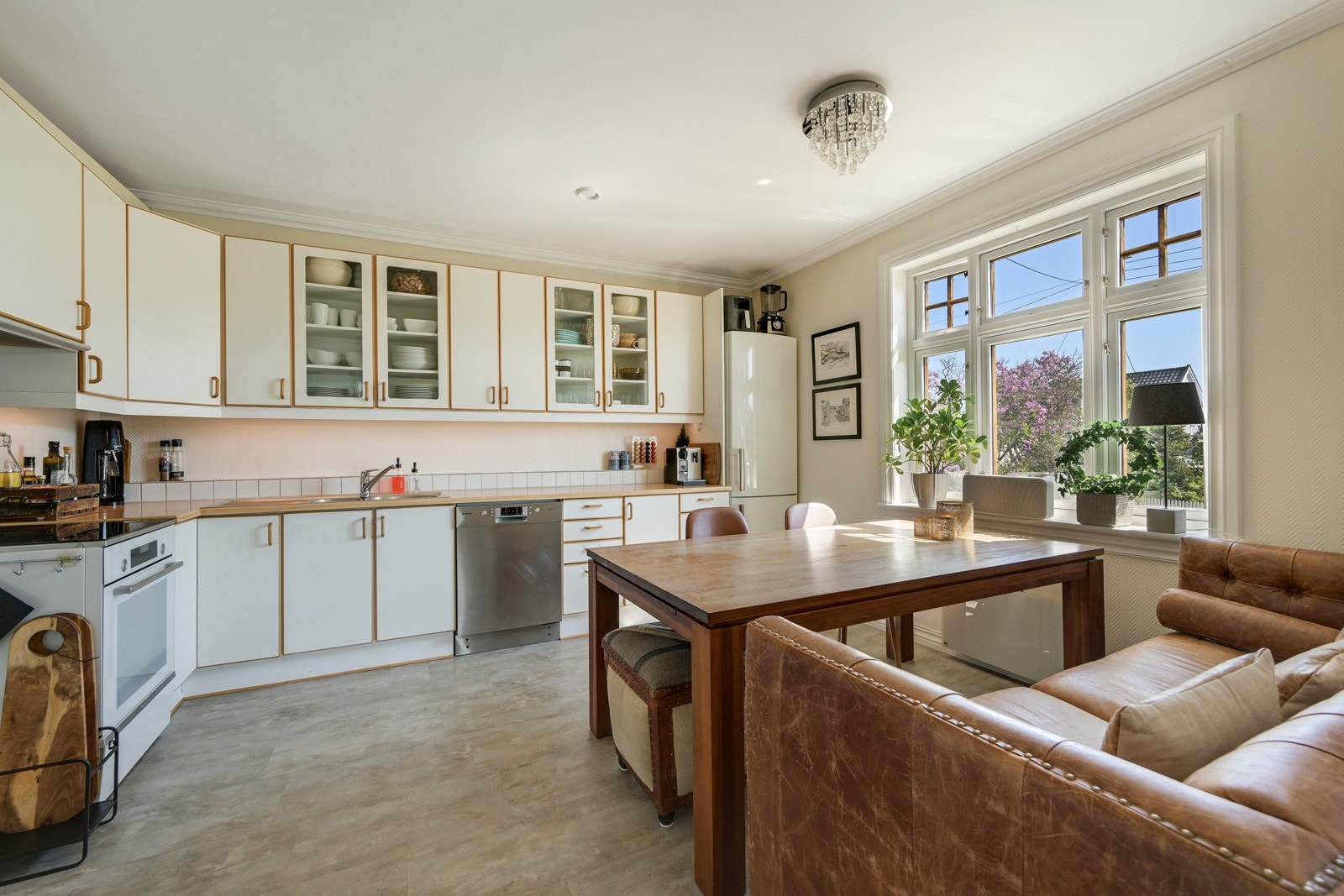 Romslig kjøkken med mye skap- og benkplass! Galleribilde