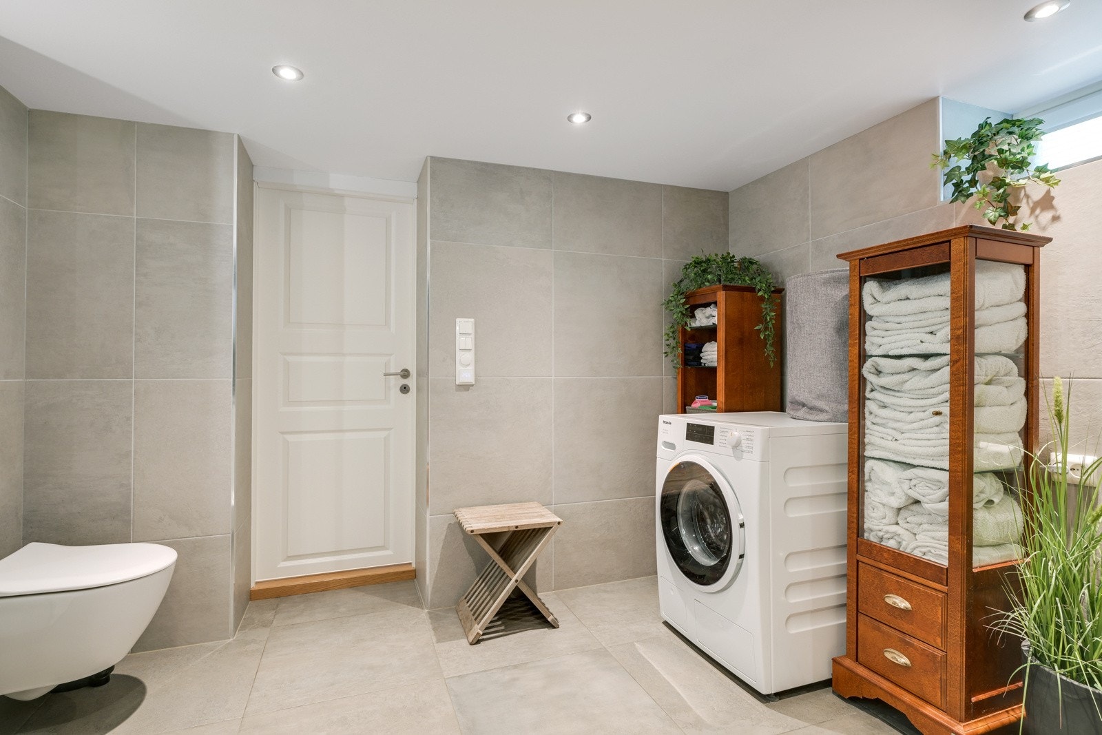 Opplegg til vaskemaskin og vegghengt toalett Galleribilde