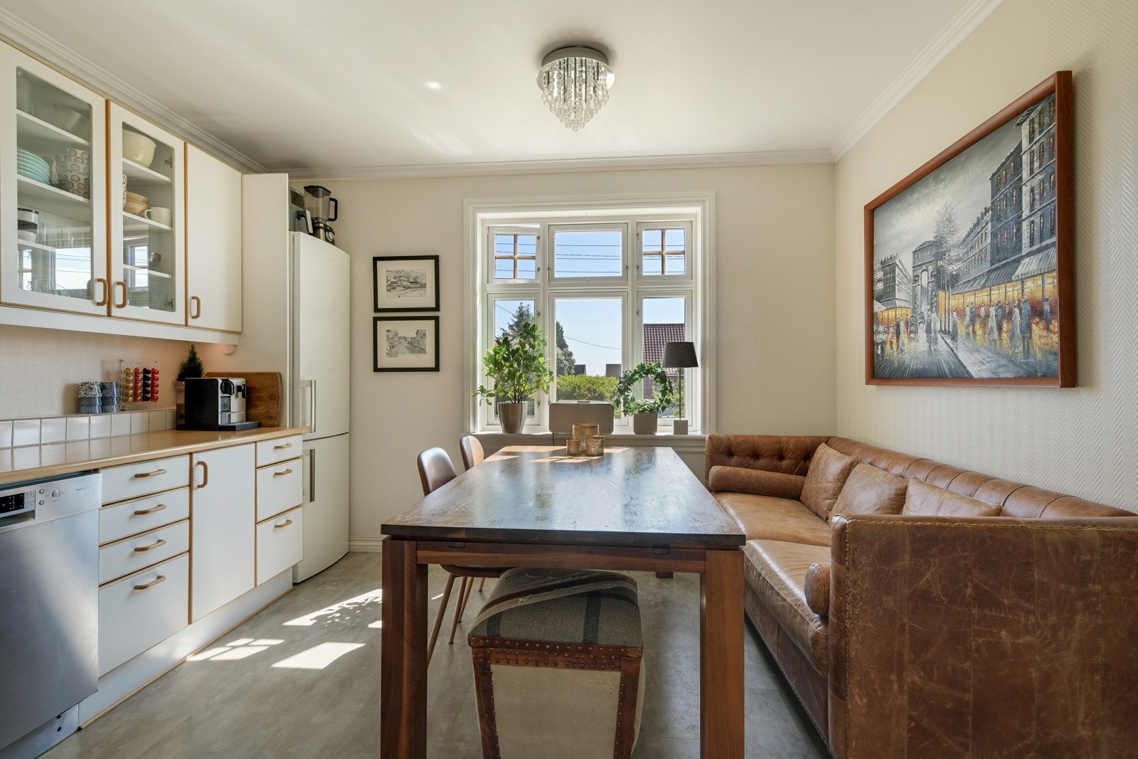 Slette fronter, laminat benkeplate og nisje for kjøleskap Galleribilde