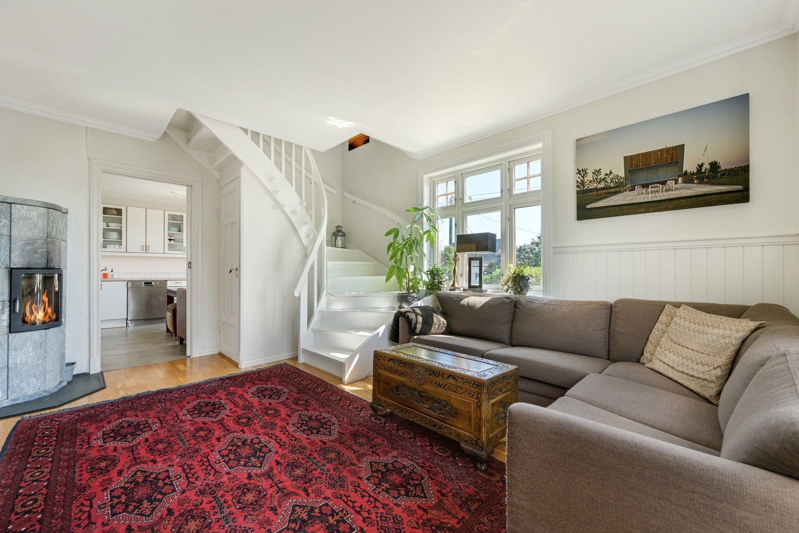 Stue med en flott peis Galleribilde