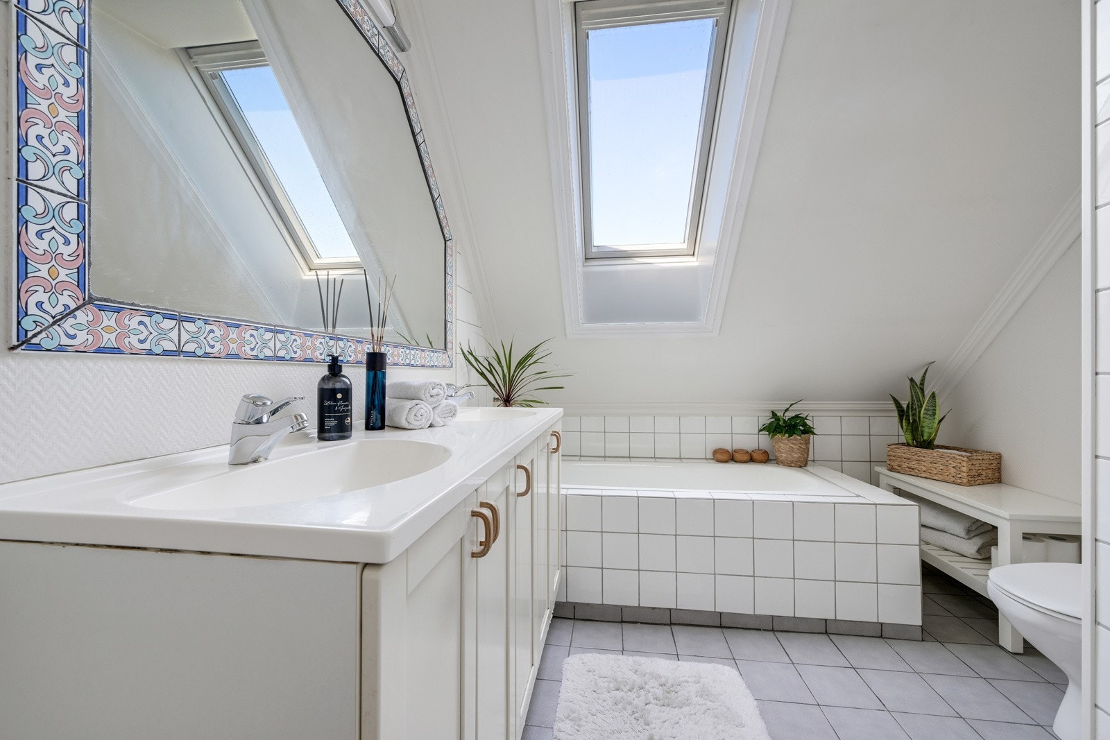 Flislagt bad med badekar og dusjnisje Galleribilde