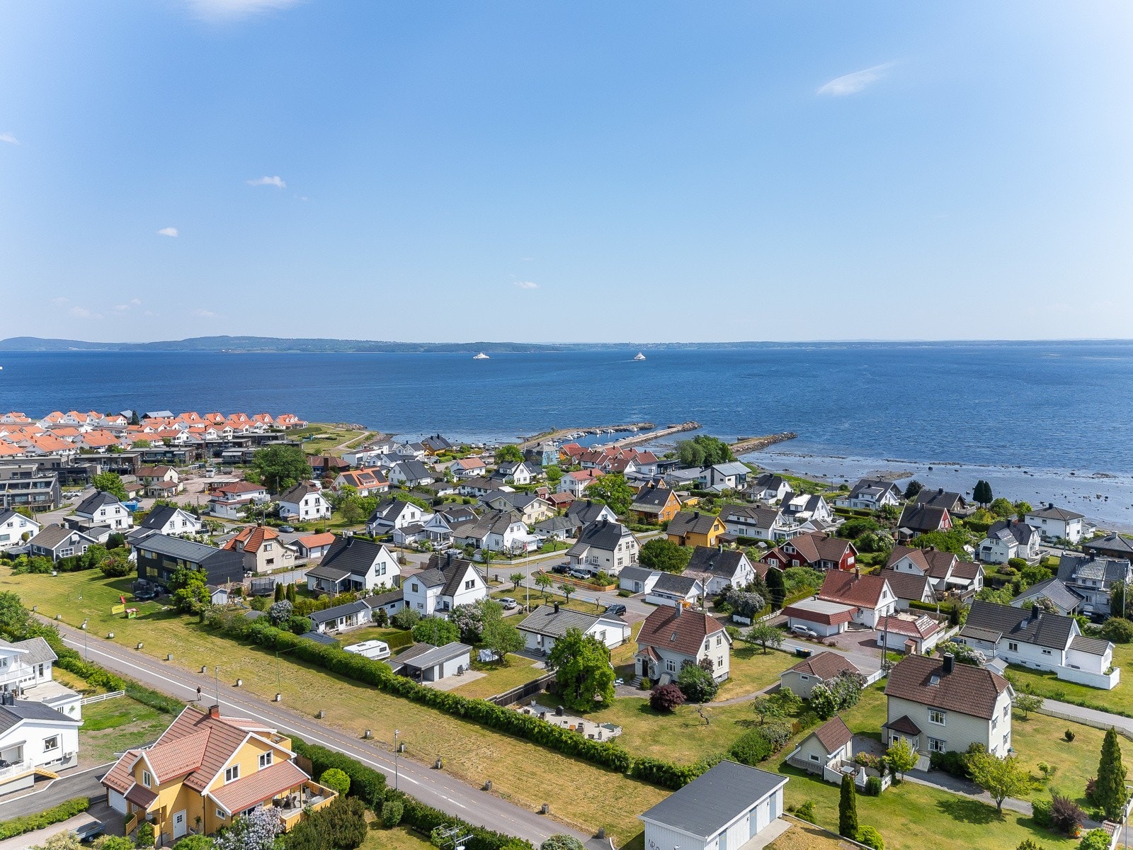 Rett på oversiden av eiendommen finner vi den nedlagte jernbanelinja, som idag er en praktisk gangvei Galleribilde