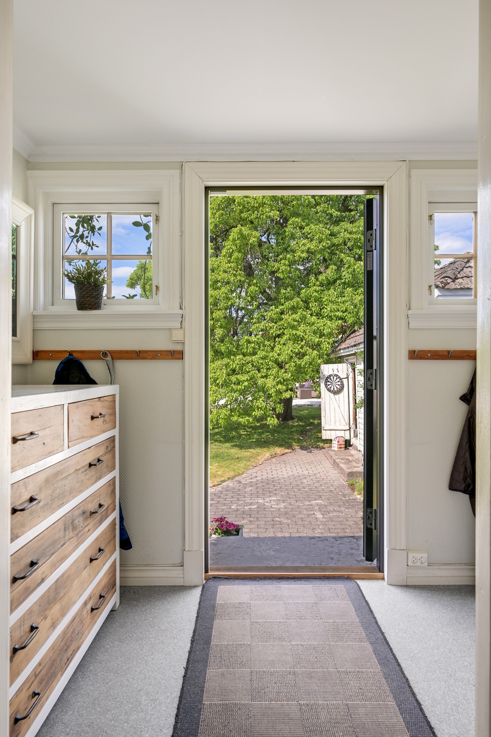 Vindfang med plass til å henge fra seg yttertøy og sette fra seg sko Galleribilde