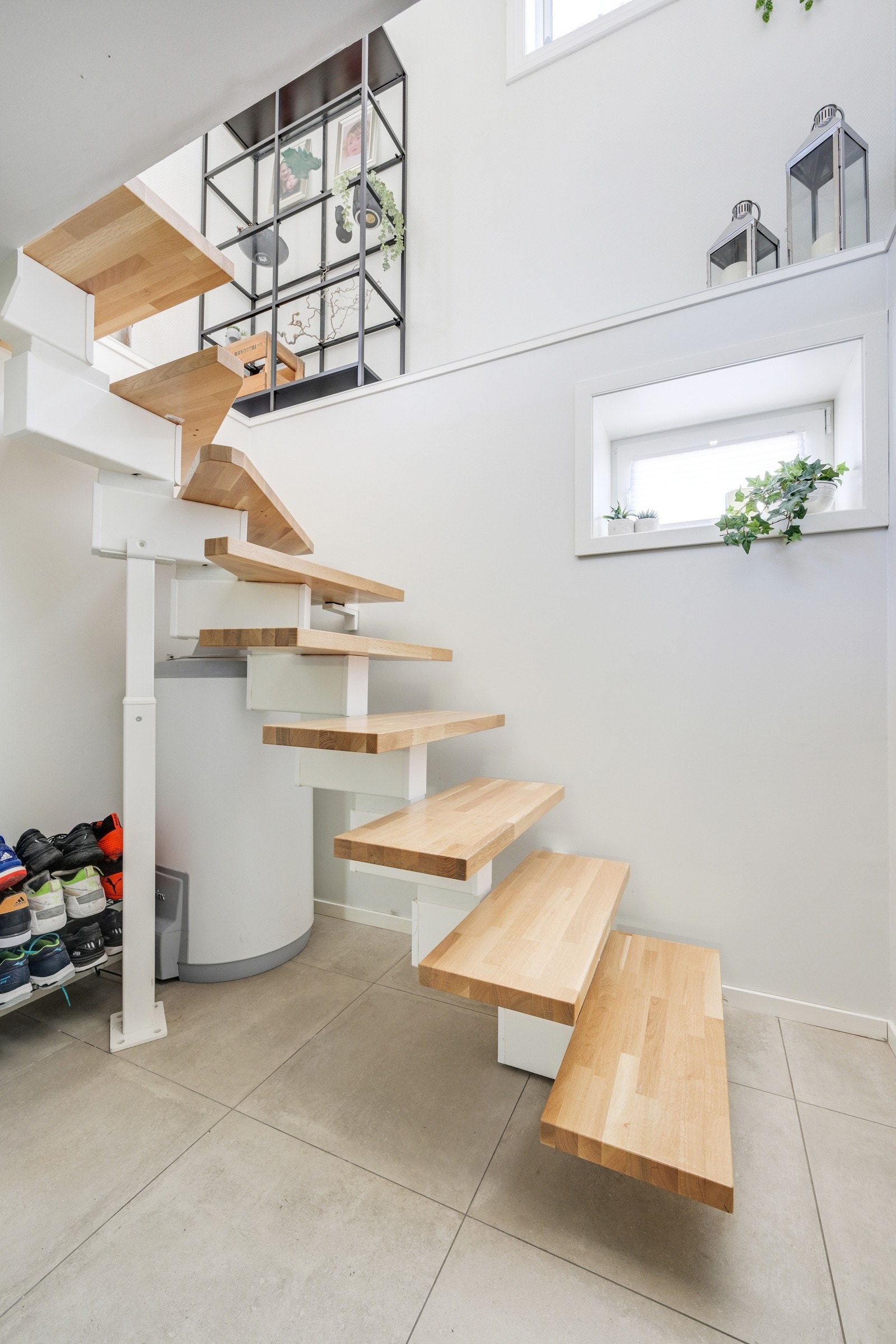 Moderne trapp ned i underetasjen Galleribilde