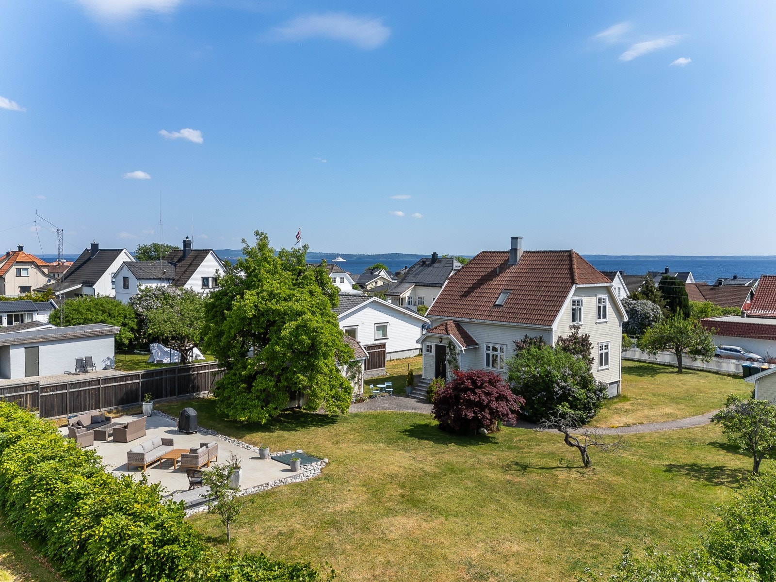 En fantastisk støpt platting i hagen på 80 kvm! Galleribilde