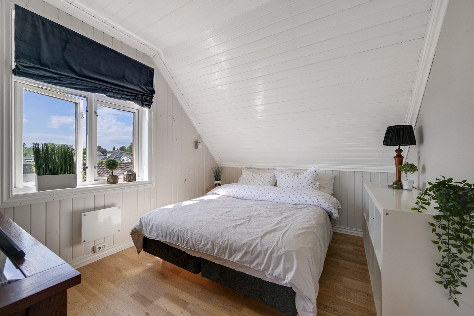 Opp i 2. etasje finner vi fire soverom og bad. Soverom 1 Galleribilde