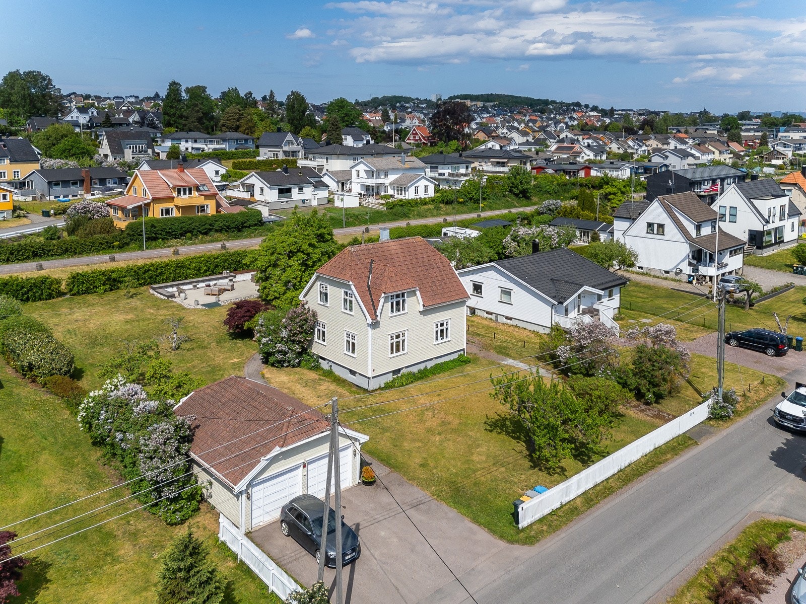 En sjønær bolig med romslig solrik tomt Galleribilde