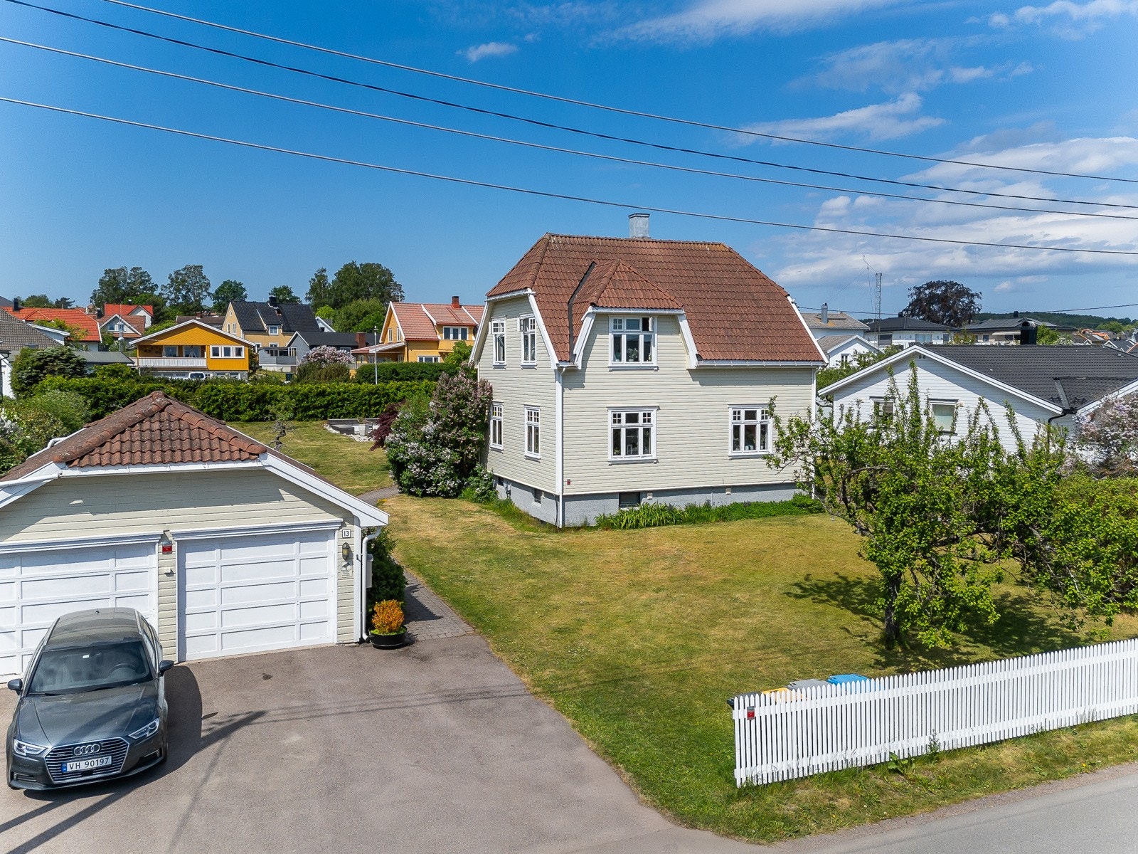 Her har man god plass til parkering i dobbelgarasje og på egen asfaltert gårdsplass Galleribilde